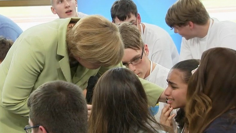 La jeune palestinienne qui avait pleuré devant Angela Merkel voit son permis de résidence prolongé