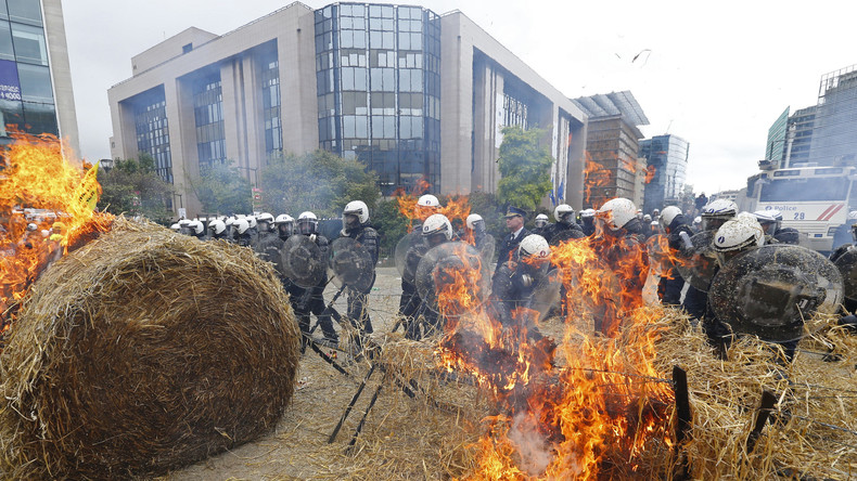 Foin en feu et tracteurs béliers : heurts entre la police et les agriculteurs à Bruxelles (VIDEO)