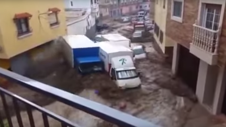 Des voitures emportées par les flots, résultat des fortes averses dans le sud de l’Espagne (VIDEO)