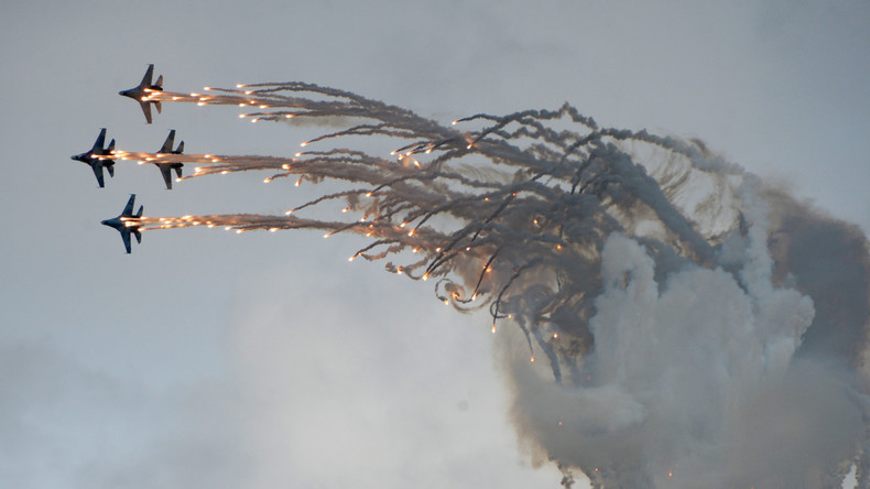 Chars et avions en action : cérémonie d’ouverture spectaculaire de Russia Arms Expo (VIDEO)