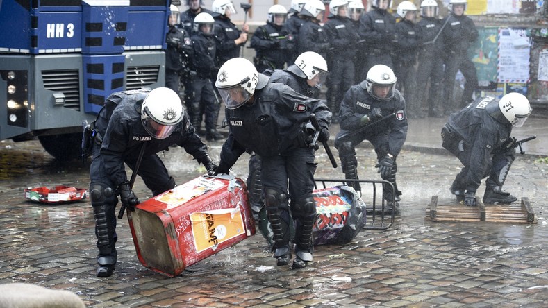 Un passant fait les frais des tensions entre la police et les manifestants d’extrême gauche (VIDEO)