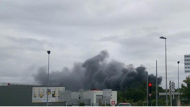 Un important incendie ravage un entrepôt de bus dans la périphérie de Bordeaux (PHOTOS)
