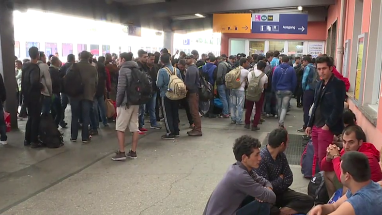 Des migrants à la frontière austro-allemande après le retour des contrôles frontaliers (VIDEO)