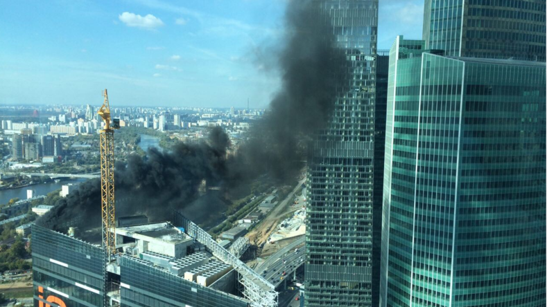 Un incendie éclate au sommet d'un gratte-ciel en plein Moscou (VIDEOS)