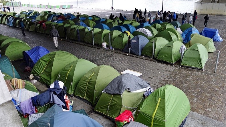 Evacuation du camp de réfugiés d'Austerlitz à Paris, le quartier bouclé par la police