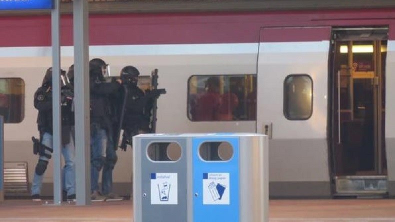 La police hollandaise maîtrise un homme retranché dans les toilettes d'un Thalys
