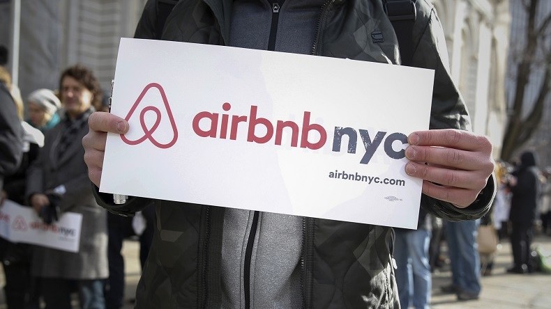 Un gardien de maison loue une demeure sur AirBnb pendant l'absence des propriétaires