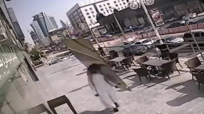 Un panneau de verre tombe à quelques centimètres d’un Saoudien (VIDEO)