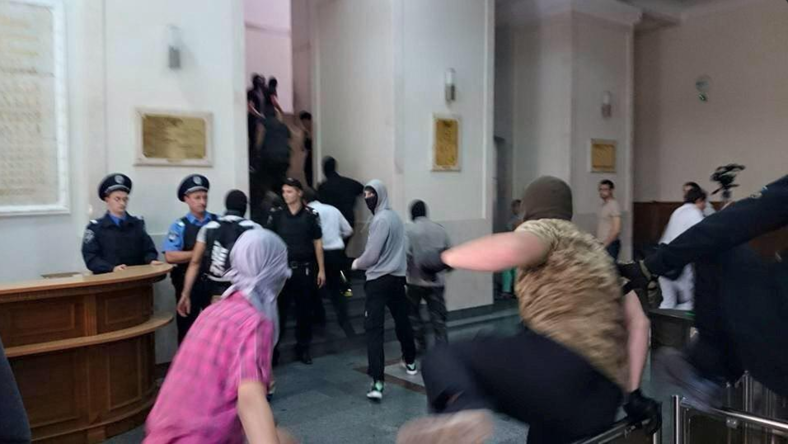 200 combattants de la Garde nationale ont attaqué l’hôtel de ville de Kharkov, à l’Est de l’Ukraine