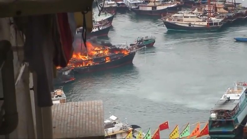 Neuf bateaux en feu dans le port de Hong Kong (VIDEO)