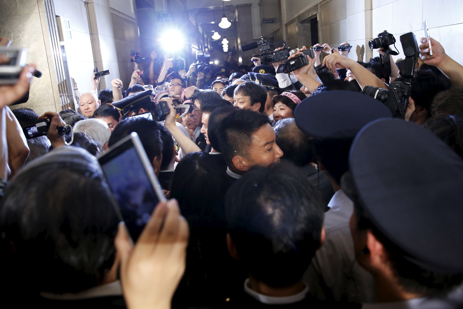 Echauffourées dans le Parlement japonais suite à l’approbation de lois militaires controversées