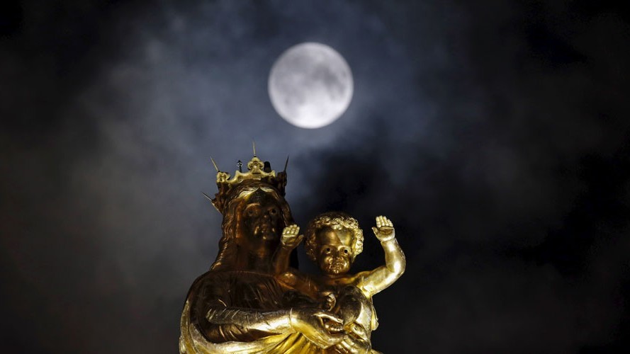 La Super Lune se lève au-dessus de la cathédrale Notre-Dame de la Garde à Marseille