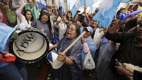 Les guatémaltèques sont descendus dans les rues pour crier leur joie à l'annonce de la décision du Parlement de mettre fin à l'immunité du président Pérez.  