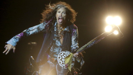 Duo surprise avec un artiste de rue : Aerosmith enflamme les rues de Moscou (VIDEO)