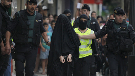 Une recruteuse de Daesh arrêtée en Espagne, exhibée menottée à travers les rues