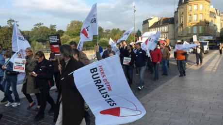 Les buralistes se révoltent contre le paquet neutre partout en France (PHOTOS, VIDEO)