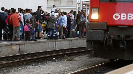 Des réfugiés en partance dans une gare autrichienne