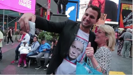 Des new-yorkais prennent des selfies avec un homme vêtu d’un t-shirt à l’effigie de Poutine (VIDEO)