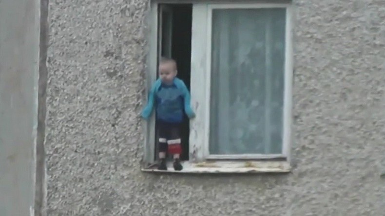Un petit enfant russe défie la mort du haut du 7ème étage de son immeuble (VIDEO CHOQUANTE)
