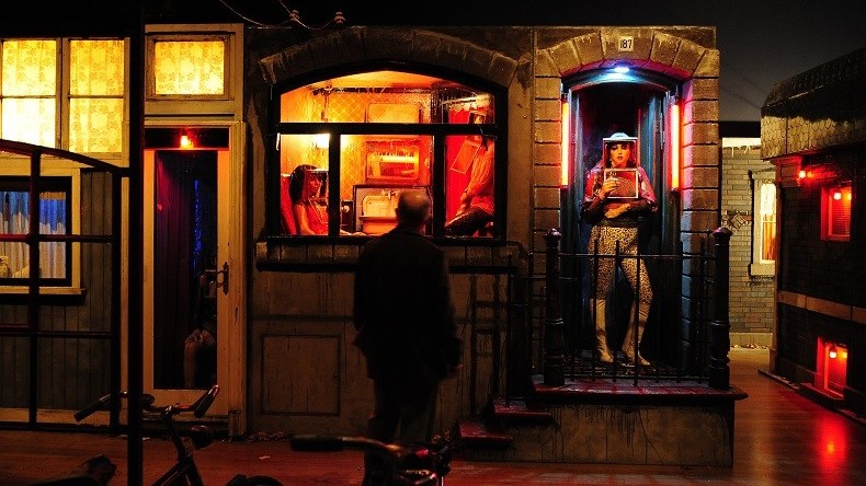 A Amsterdam, «parler une langue commune» est nécessaire à la location de vitrines à des prostituées