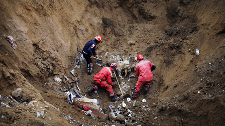 Le Guatemala recherche de centaines de personnes enterrées vivantes après un glissement de terrain