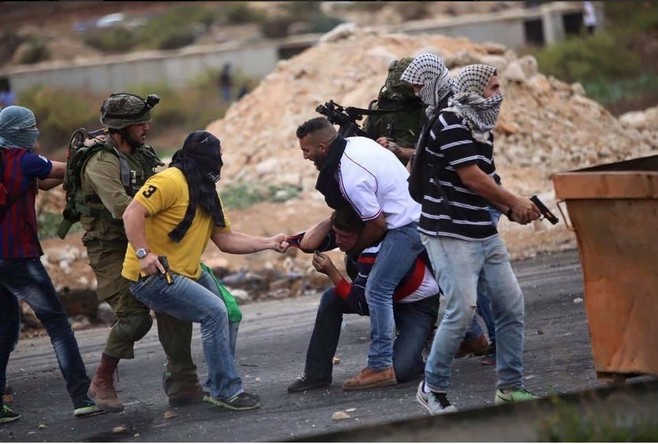 Des policiers israéliens parmi les lanceurs de pierres palestiniens ? (Images violentes)