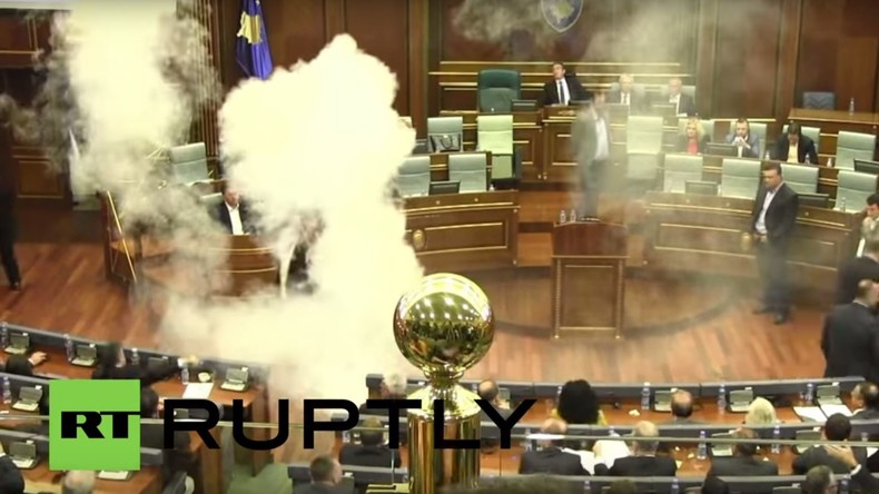 Au Kosovo, du gaz lacrymogène au Parlement pour empêcher le dialogue avec la Serbie (VIDEO)