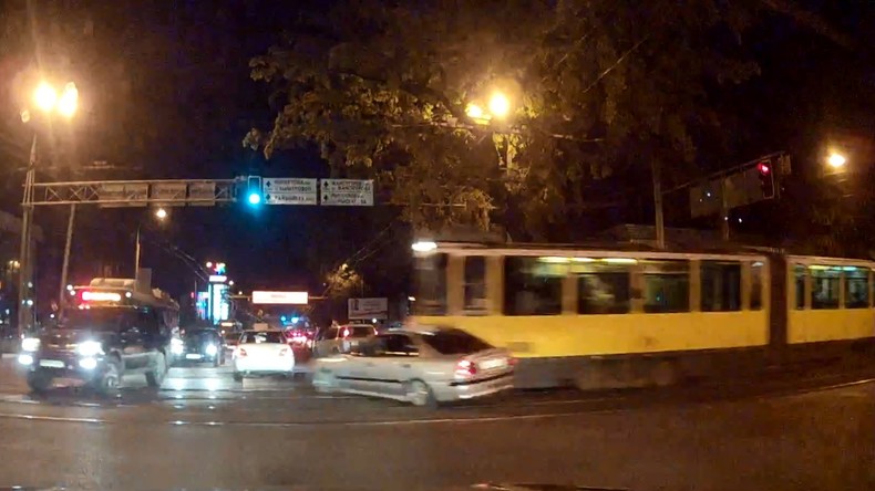 Un tramway sans pilote percute une dizaine de voitures au Kazakhstan (VIDEO)