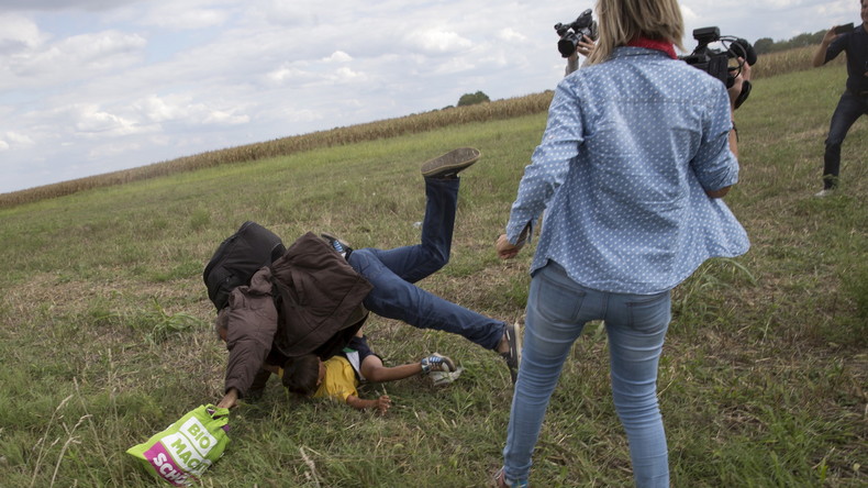 La journaliste hongroise qui avait frappé un réfugié veut désormais porter plainte contre lui