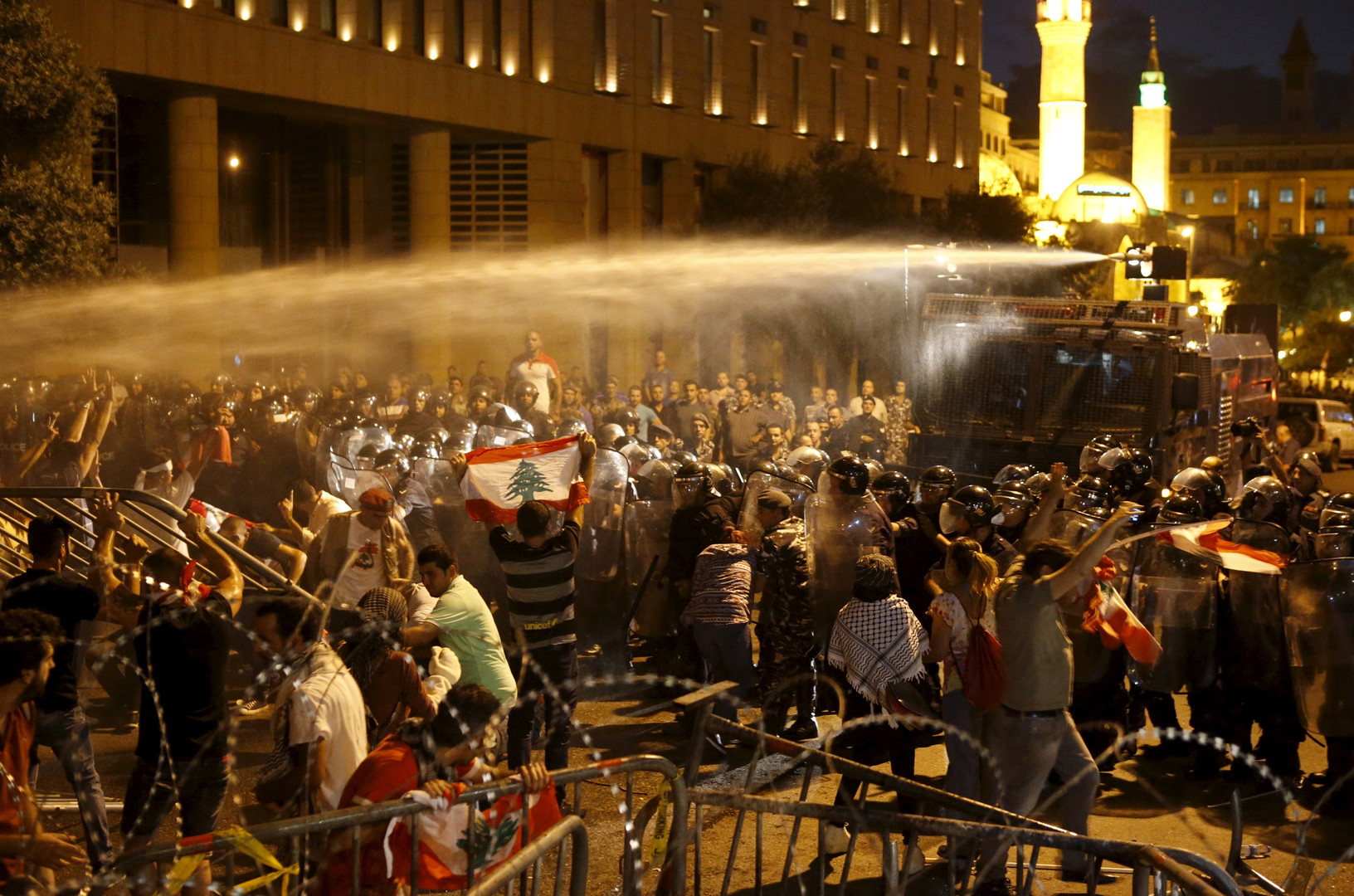 Canon à eau en action contre des manifestants libanais 