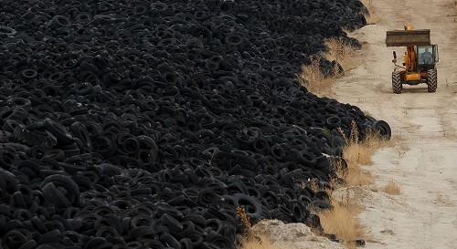 90 000 tonnes de pneus abandonnés attendent un déchiqueteur près de Madrid ! 
