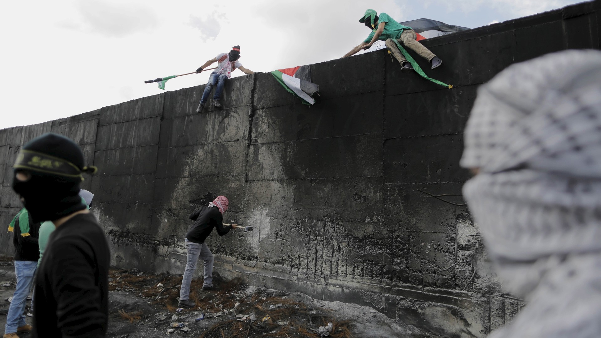 Des manifestants ont grimpé sur la barrière israélienne