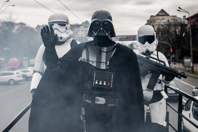 Des dizaines de Dark Vador et un maître Yoda participent aux élections à Odessa, en Ukraine