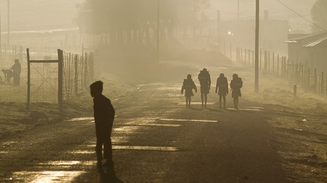 Besson signe un clip bouleversant sur les dangers encourus par les enfants sur le chemin de l'école 
