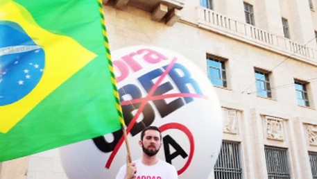 Brésil : des chauffeurs de taxi bloquent l'hôtel de ville de Sao Paulo