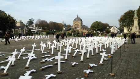 600 croix pour 600 agriculteurs morts suicidés, l’action choc d’un maraîcher breton