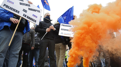 Policiers en colère : Valls annonce des mesures, Hollande recevra les syndicats