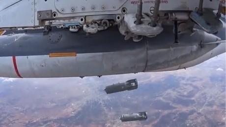 Une caméra embarquée sur l'aile montre les avions russes larguant des bombes en Syrie (VIDEO)