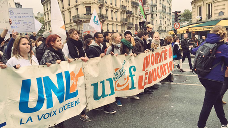 «Sapin, ton budget nous fout les boules» : manifestation des étudiants à Paris