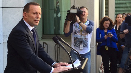 Lors de sa fête de départ, le Premier ministre australien a fracassé une table en dansant dessus