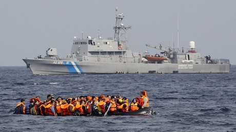 Un bateau de migrants au large de l'île grecque de Lesbos.  