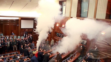 Kosovo : une nouvelle bombe lacrymogène au Parlement pour empêcher la normalisation avec la Serbie