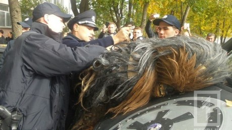 Chewbacca fait campagne pour Dark Vador en Ukraine, et est arrêté par la police