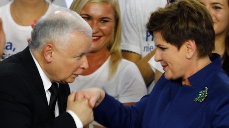 Jaroslaw Kaczynski, le leader du PiS, félicite sa candidate, Beata Szydlo, qui va devenir Premier ministre.