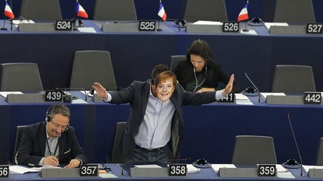 Arborant une moustache d'Hitler, un député européen fait le salut nazi au Parlement