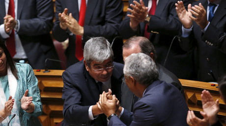 Antonio Costa, leader du Parti socialiste félicite son camarade de parti Eduardo Ferro Rodrigues après son élection au poste du président du Parlement à Lisbonne 