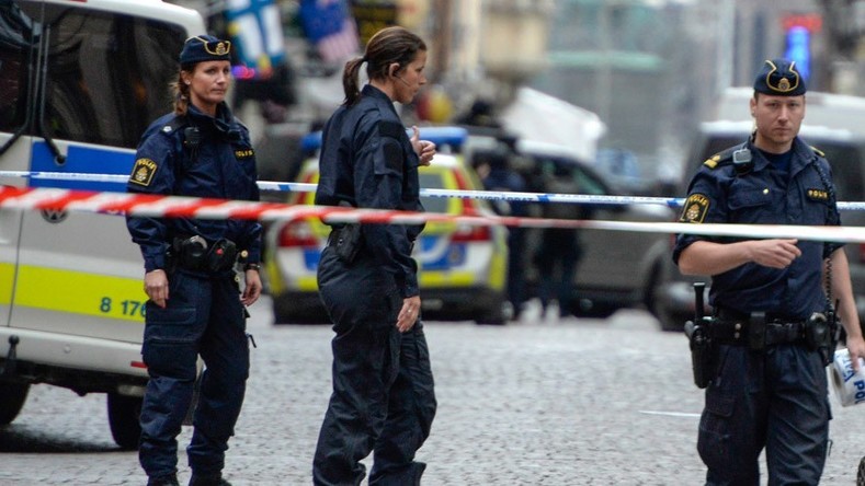 Stockholm : une perceuse qui tombe sur un toit fait croire à une explosion