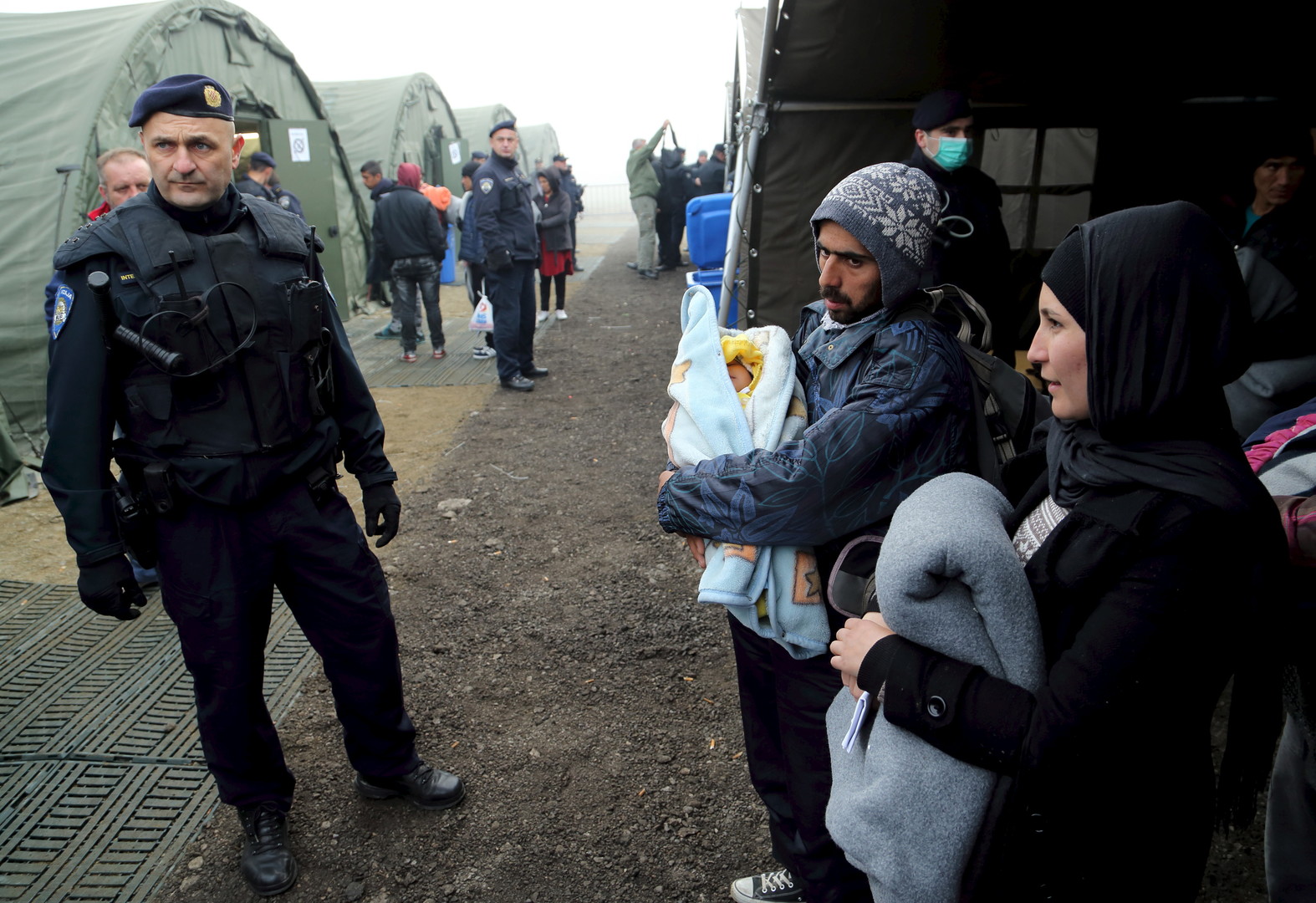 L'hiver approche et les migrants du camp de réfugiés de Slavonski brod essaient de s'emmitoufler en attendant leur train ou en tentant de passer l'enregistrement.