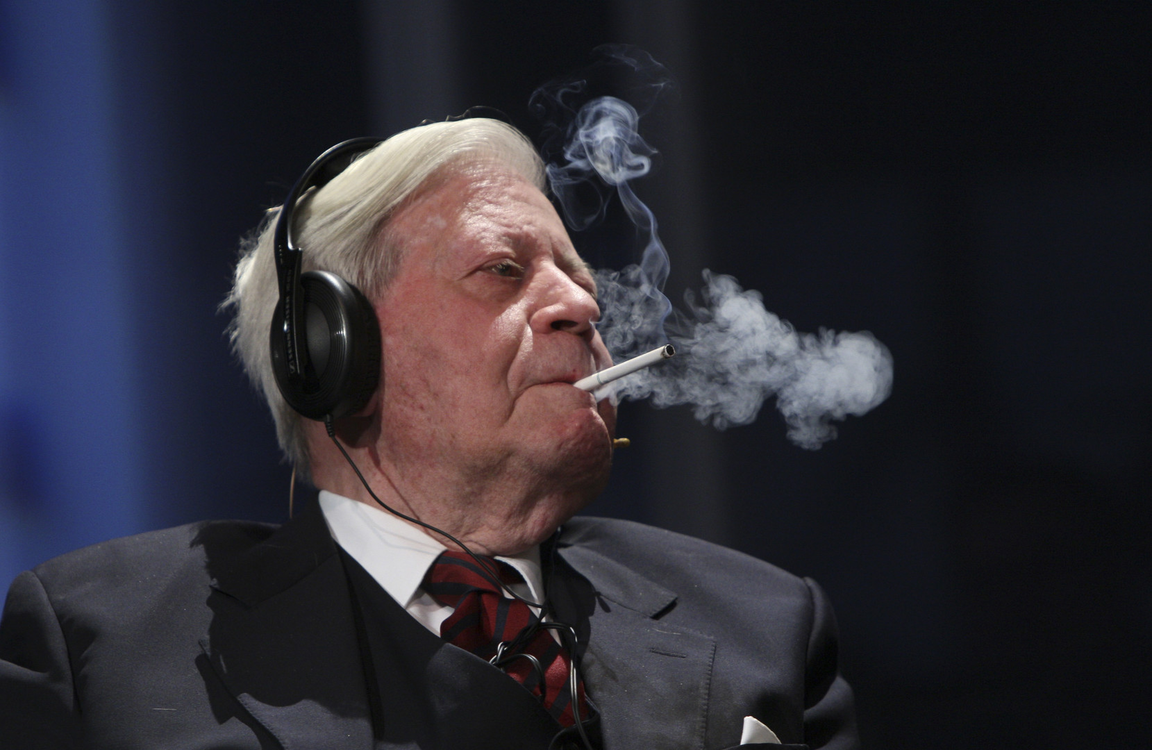 Cigarettes, amour et déclarations choc, l’héritage d’Helmut Schmidt, ex-chancelier allemand 