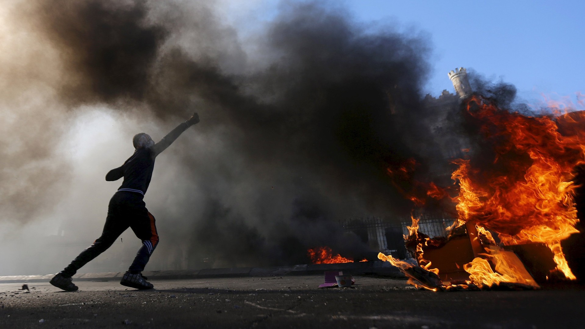 Un manifestant palestinien lance des pierres sur les troupes israéliennes.